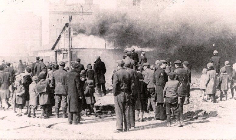 Aryan Poles watch the ghetto burn
